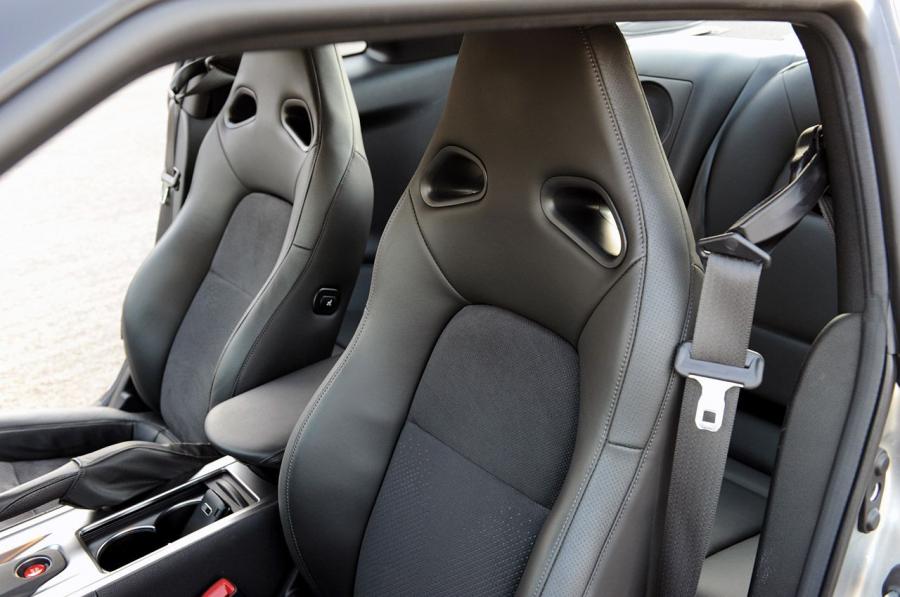  Nissan GT-R 2010 года  (фото 17 из 44)
